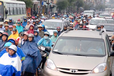 Will private vehicle ownership fee be able to reduce traffic jams? (Photo: SGGP) Will private vehicle ownership fee be able to reduce traffic jams? (Photo: SGGP)